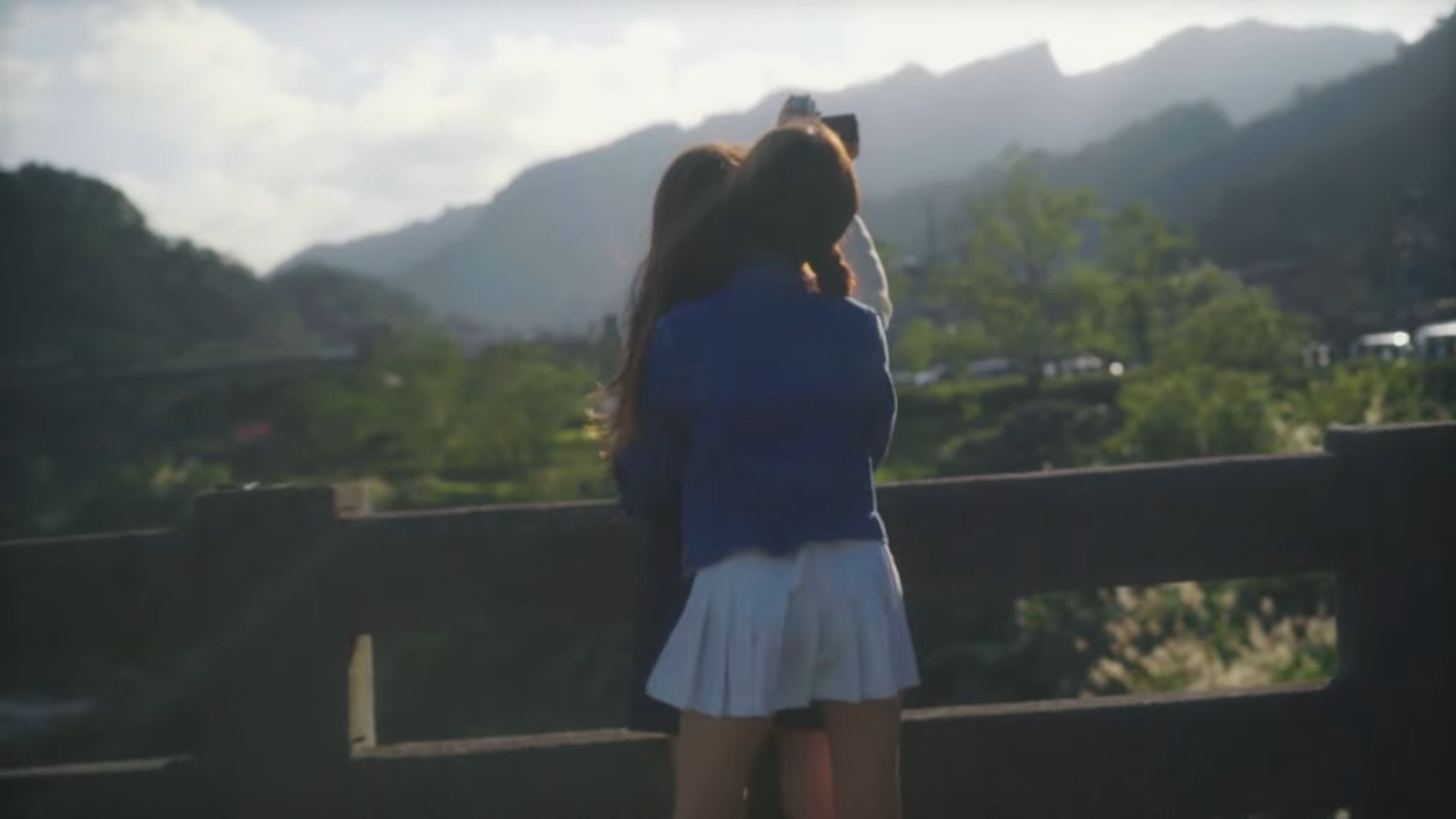 Yeojin hugging Haseul.